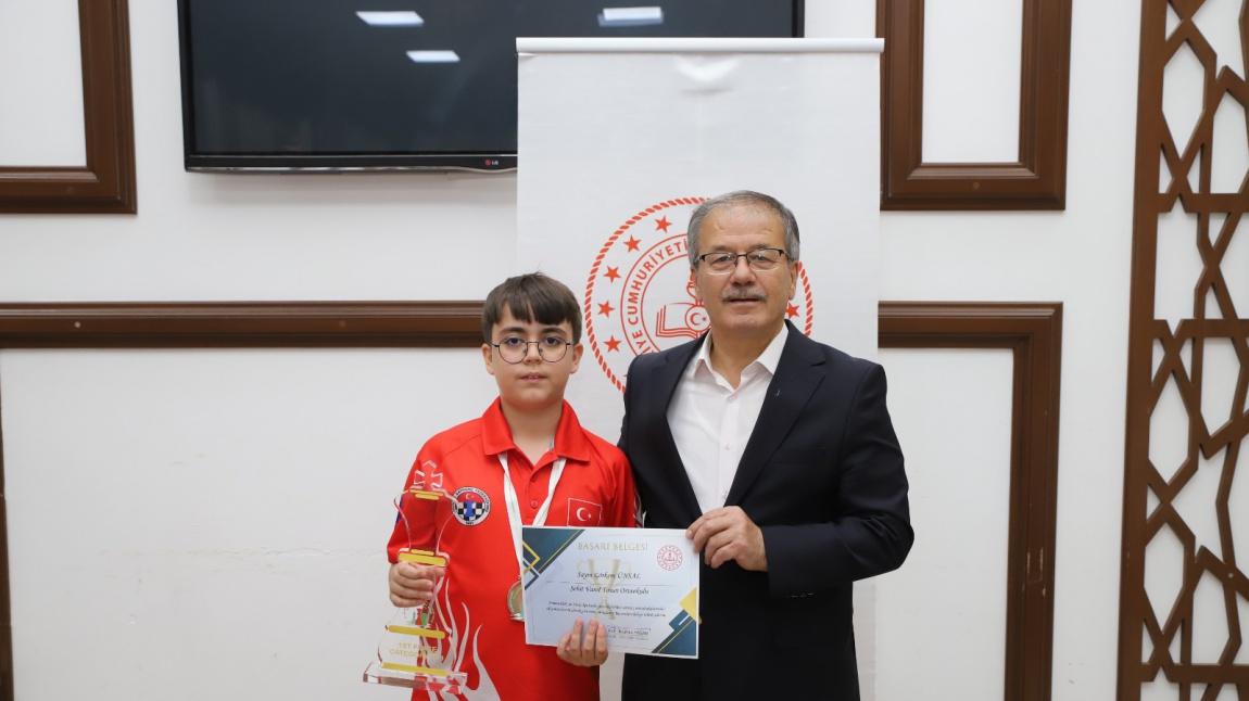 Avrupa Okullar Satranç Şampiyonası’nda 11 yaş kategorisinde birinci olan 5. sınıf öğrencimiz Görkem ÜNSAL il  milli eğitim müdürümüz sayın Halil İbrahim YAŞAR tarafından ve okul müdürlüğümüzce ödüllendirildi.